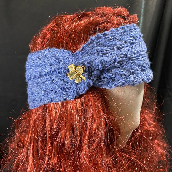 Hand knit ladies headband in blue merino wool with vintage pin - Picture 1 of 4